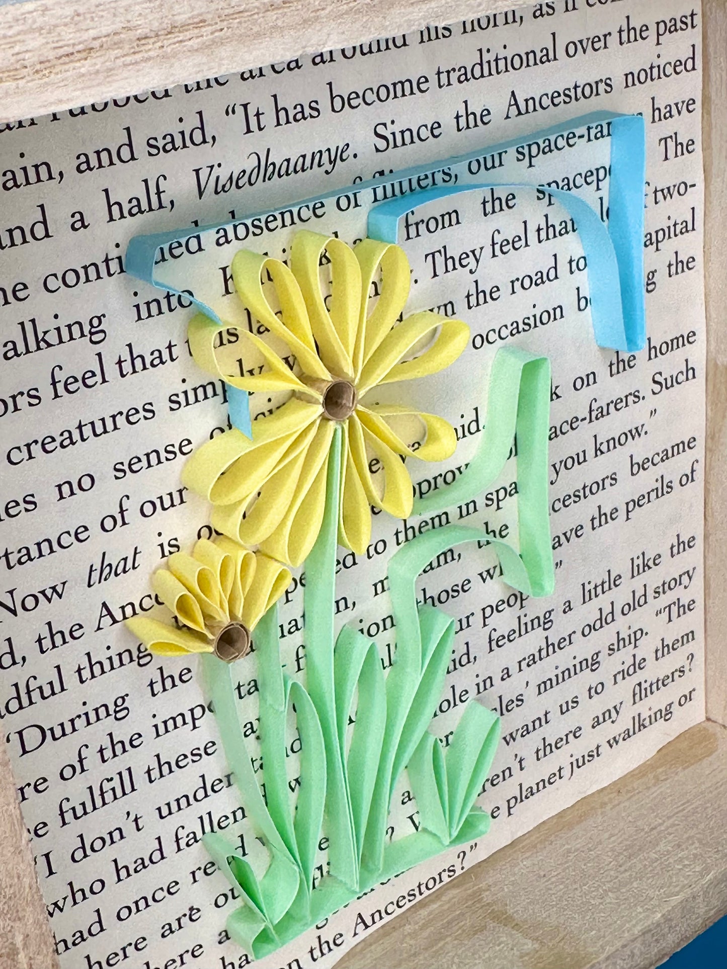 Paper quilling detail with daisies