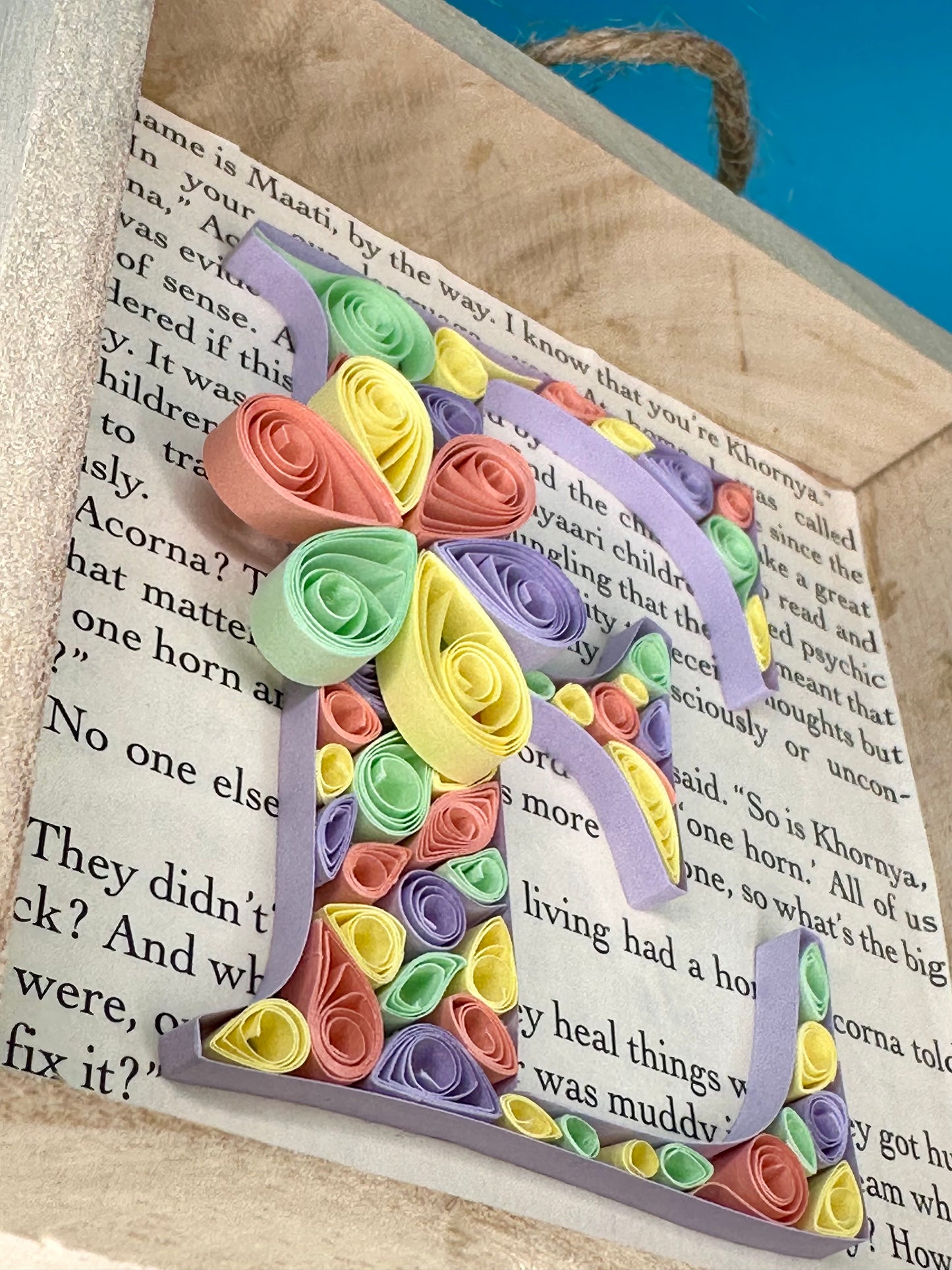 Detail picture of quilling letter E